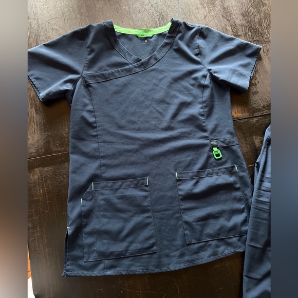 Carhartt size small scrubs - Picture 2 of 3